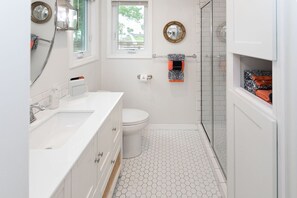 Combined shower/tub, hair dryer, towels, soap - Boathouse Cottage, Historic District, Private Pier, 1 Block to Trolley & Fort (St. Augustine)