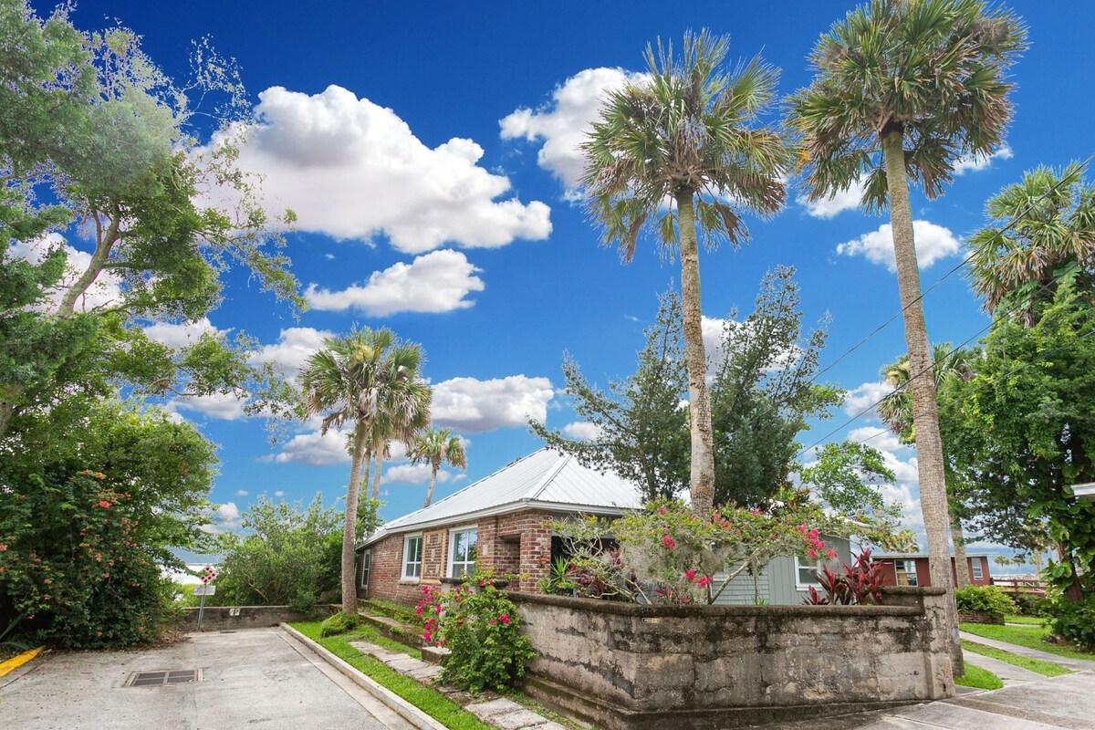 Photo 31 of Boathouse Cottage, Historic District Pvt Pier 1 blk to Trolley & Fort