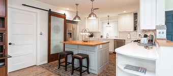 Boathouse Cottage, Historic District, Private Pier, 1 Block to Trolley & Fort