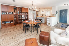 Interior - Boathouse Cottage, Historic District, Private Pier, 1 Block to Trolley & Fort (St. Augustine)
