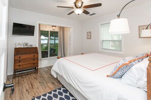 2 bedrooms, iron/ironing board, free WiFi, bed sheets - Boathouse Cottage, Historic District, Private Pier, 1 Block to Trolley & Fort (St. Augustine)