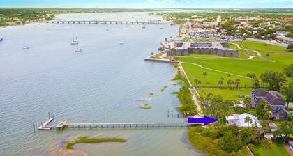 Boathouse Cottage, Historic District, Private Pier, 1 Block to Trolley & Fort
