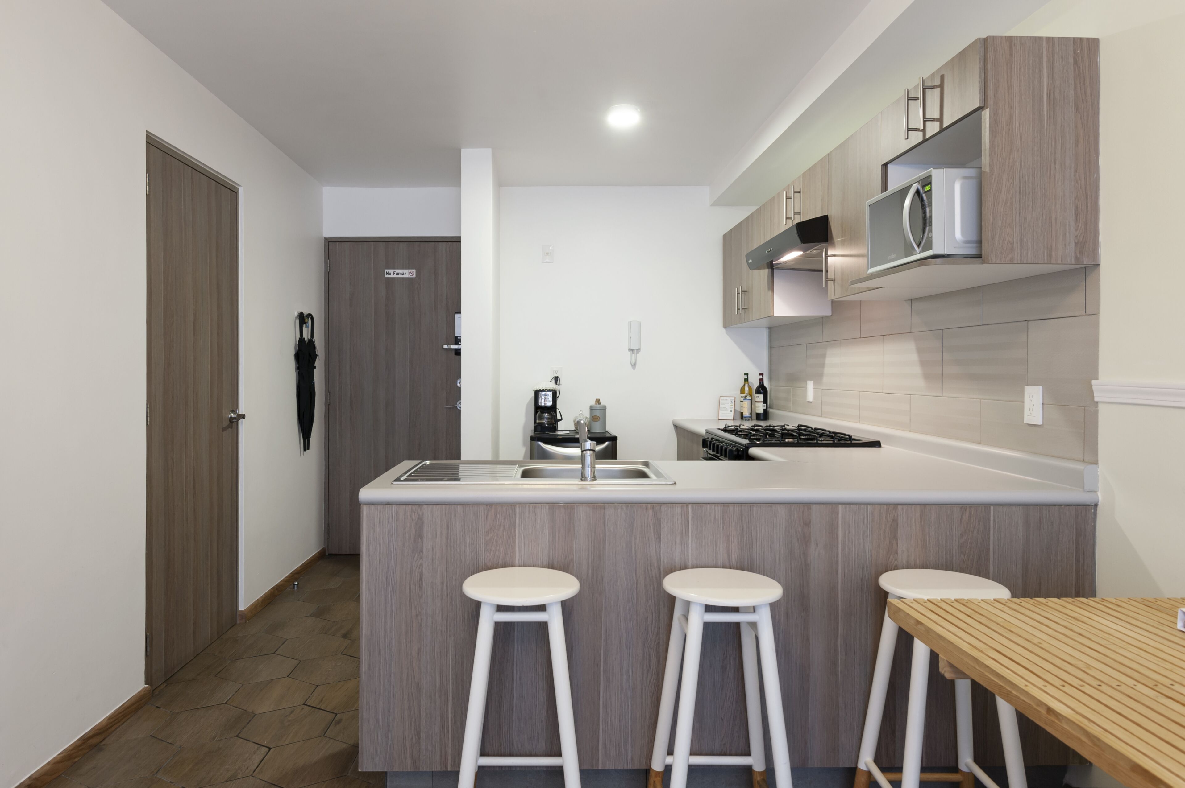 Refrigerador, microondas, horno y cafetera y tetera 