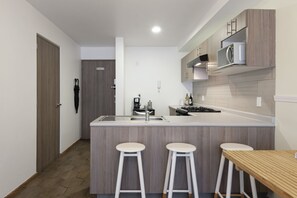 Kühlschrank, Mikrowelle, Ofen, Wasserkocher mit Kaffee-/Teezubehör