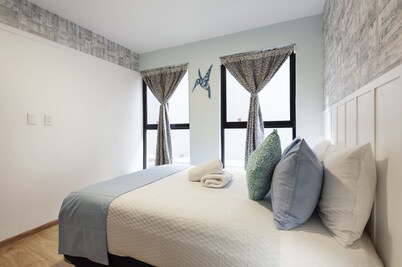 City Center Deluxe +Steps away from Downtown Scene