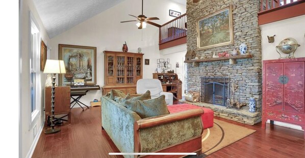 TV - Spacious gated private house (Canton)