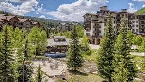 Ein Resort mit mehreren Gebäuden, einer Brücke und einem Fluss.