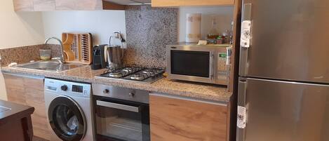 冷蔵庫、電子レンジ、オーブン、コンロ