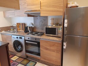 Réfrigérateur, micro-ondes, four, plaque de cuisson