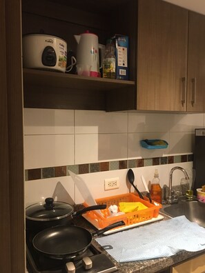 Mikrowelle, Wasserkocher mit Kaffee-/Teezubehör