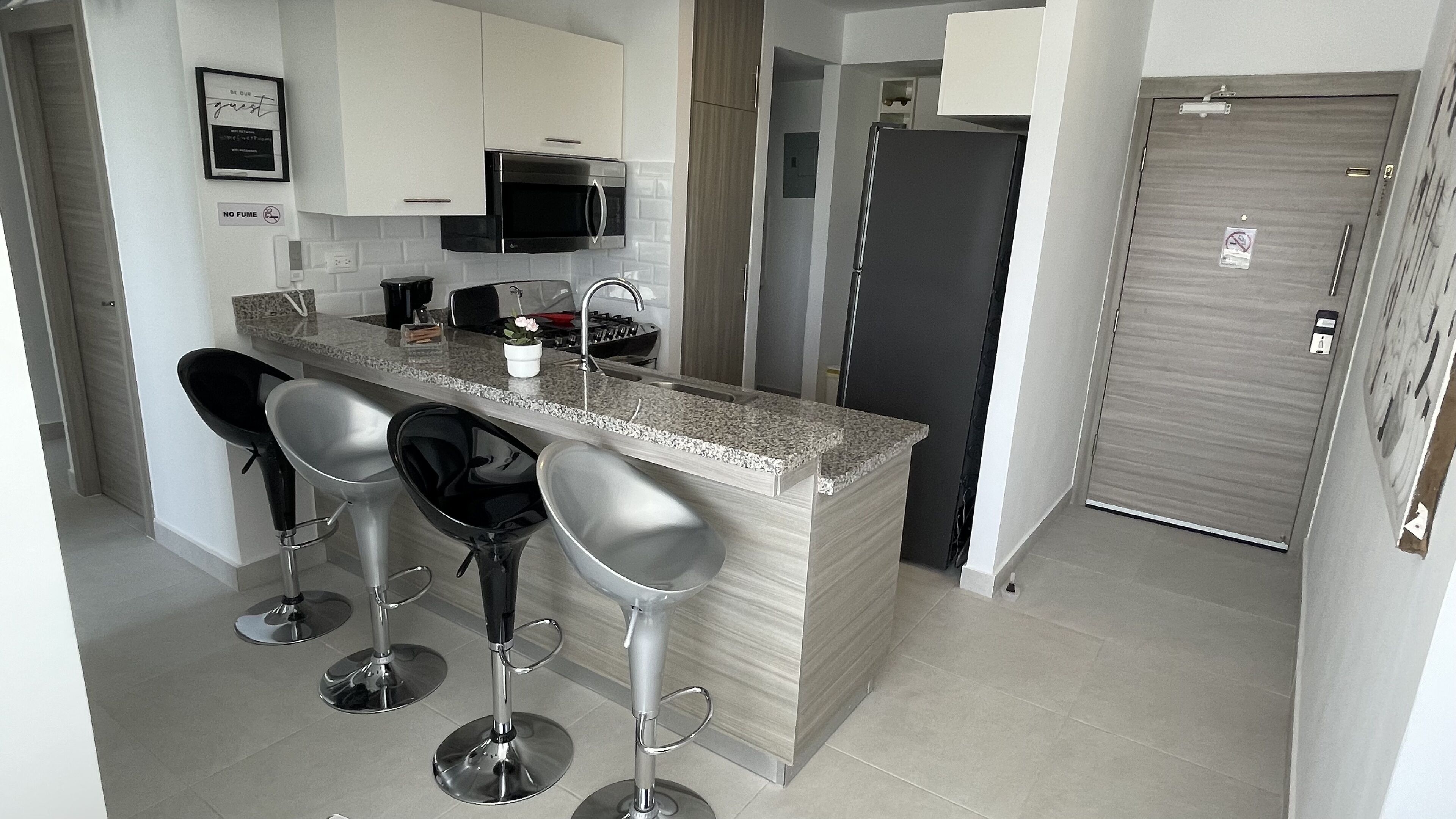 Kjøleskap, mikrobølgeovn, ovn og kokeplater