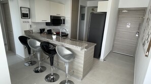 Kjøleskap, mikrobølgeovn, ovn og kokeplater