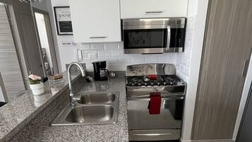 Refrigerador, microondas, horno y parrilla de estufa