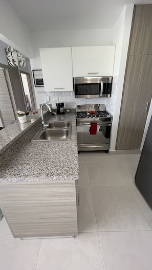 Jääkaappi, mikroaaltouuni, uuni, liesi