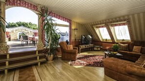 A spacious living room with a large window, a fireplace, and a cozy seating area. - Ferienwohnung Meerblick - Penthouse, Dachterrasse, Meerblick, Strand (Binz)
