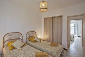 2 عدّة غرف نوم ومكواة/لوح كي وواي فاي وملاءات أسرّة