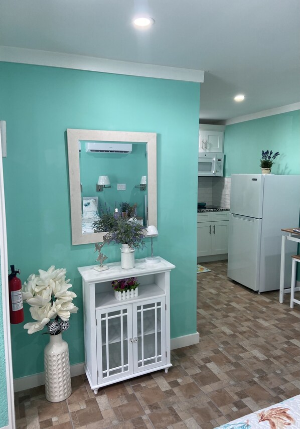 Microondas, cafetera/tetera, utensilios de cocina, especias