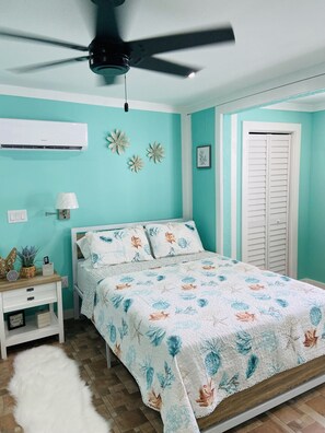 Tabla de planchar con plancha, wifi gratis y ropa de cama