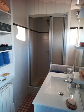 Dusche, Haartrockner, Seife, Toilettenpapier