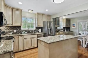 Jääkaappi, mikroaaltouuni, uuni, liesi