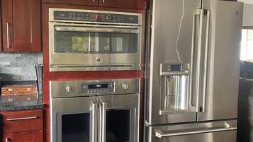 雪櫃、微波爐、焗爐、爐具