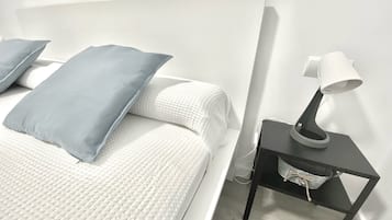 2 slaapkamers, een bureau, een strijkplank/strijkijzer, reisbedje