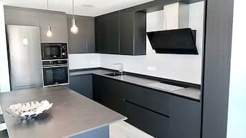 Een koelkast, een microgolfoven, een oven, een kookplaat