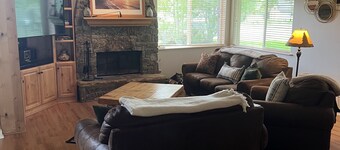 Spacious 3B/2BA house w/ fenced yard+mountain view