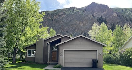 Spacious 3B/2BA house w/ fenced yard+mountain view