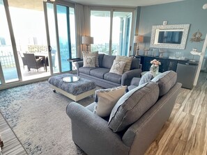 Smart TV, caminetto, videogiochi, tavolo da ping pong