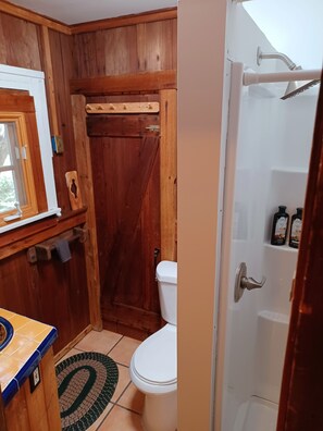 Shower, towels, soap, shampoo - Peaceful 1920s Cozy Cabin snuggled in 100 ft Pines -Palomar Mt, Bailey Meadows (Palomar Mountain)