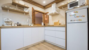 Réfrigérateur, micro-ondes, plaque de cuisson, lave-vaisselle