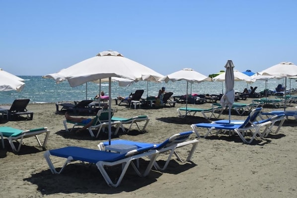 Una spiaggia nelle vicinanze