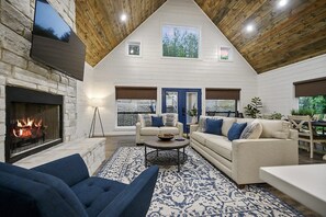 スマートテレビ、暖炉、テーブルサッカー台