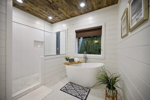 Bathtub, hair dryer, towels - Blue Tranquility-2 BR-Timber Creek (Broken Bow)