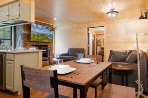 TV, fireplace, offices - Dolly's Castle unit 3 (Sevierville)