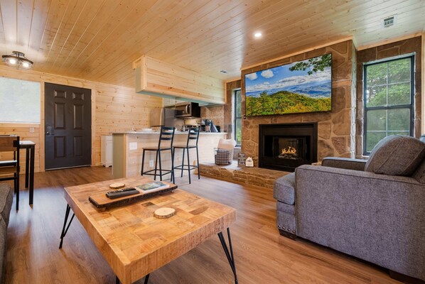 TV, fireplace, offices - Dolly's Castle unit 3 (Sevierville)