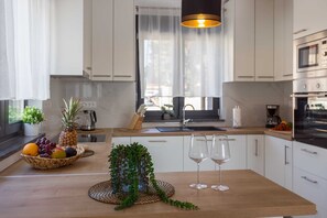 Frigorifero, microonde, forno, piano cottura