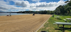 Beach nearby, sun-loungers, beach towels - Welcome to the Weirs -Lake View Condo - Late Check-out Sundays (Laconia)