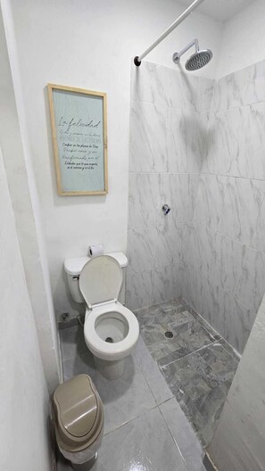 Standard Studio | Bathroom | Shower, rainfall showerhead - 1L5 APARTAMENTO EN CARTAGENA (Cartagena)
