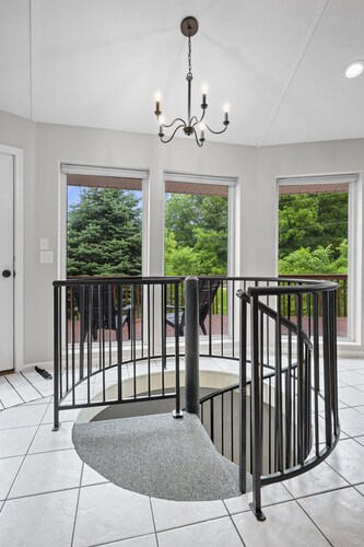 Cozy & Beautiful Riverfront Home | Perfect Getaway