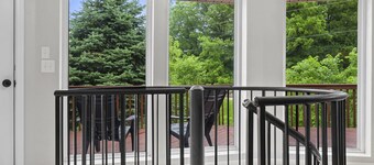 Cozy & Beautiful Riverfront Home | Perfect Getaway