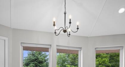 Cozy & Beautiful Riverfront Home | Perfect Getaway