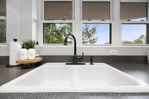 Bañera con ducha, secador de pelo, toallas, jabón