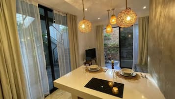 Departamento Deluxe, 1 cama King size y sofá cama, vista al patio, planta baja | Cocina privada | Microondas, parrilla de estufa, tostadora y licuadora