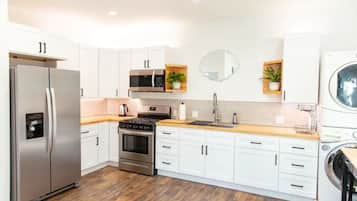 Een koelkast, een microgolfoven, een oven, een kookplaat