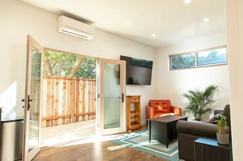 Cozy Casa. 1 mile from the beach/downtown.