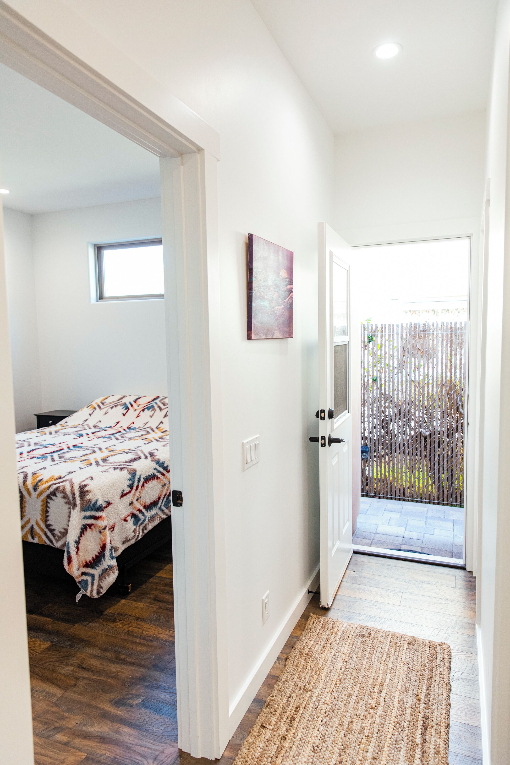 1 habitación, tabla de planchar con plancha y cuna de viaje 