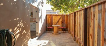 Cozy Casa. 1 mile from the beach/downtown.