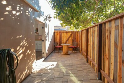 Cozy Casa. 1 mile from the beach/downtown.